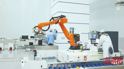 湖南賽德雷特衛星科技工廠內,工作人員對產品進行測試。通訊員 攝